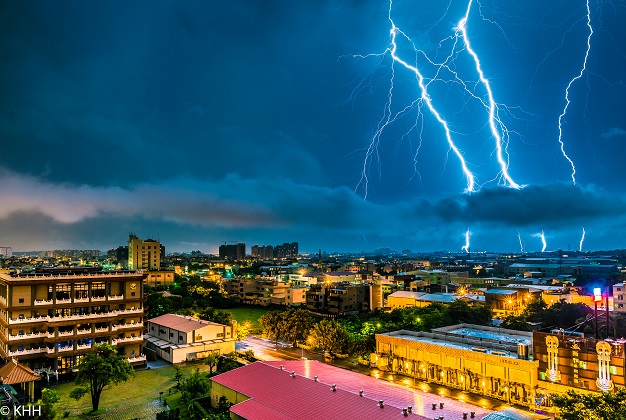 防雷等电位连接原理详解与应用指南

建筑物等电位连接技术要点全解析

设备等电位防雷措施实施关键步骤

防雷等电位连接网设计与施工要点

金属构件等电位连接技术规范解读