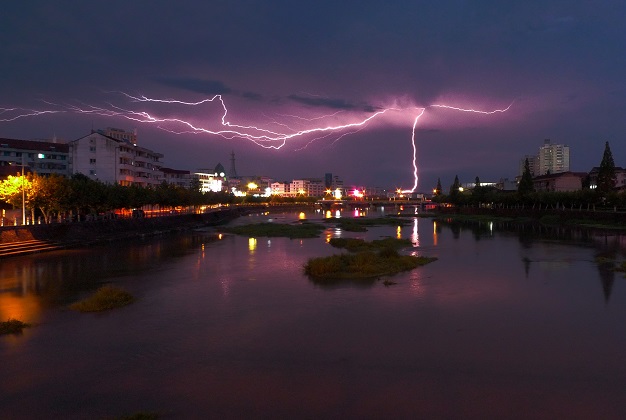 雷电预警终端设备是防雷安全体系中的关键环节,能够提前发现雷暴活动并发出警报。在实际应用中,这类设备必须与完善的防雷装置配合使用才能发挥更大效用。选择雷电预警终端时,首先要关注其探测半径和灵敏度参数。市面主流设备的有效探测范围通常在15-30公里之间,对于面积超过1平方公里的场所,建议采用多点布设方案。设备安装高度应不低于周边建筑物更高点,但要注意避开设在独立避雷针的正下方。
接地系统是雷电预警终